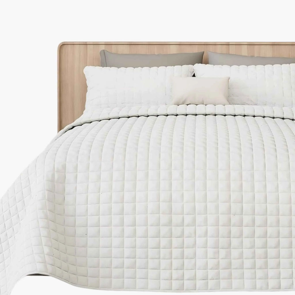 colcha cubrelecho blanca a cuadros elegante acolchada suave sobre cama