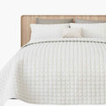 colcha cubrelecho blanca a cuadros elegante acolchada suave sobre cama