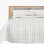 colcha cubrelecho blanca a cuadros elegante acolchada suave sobre cama