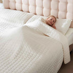 colcha blanca vista lateral acolchada suave para cama