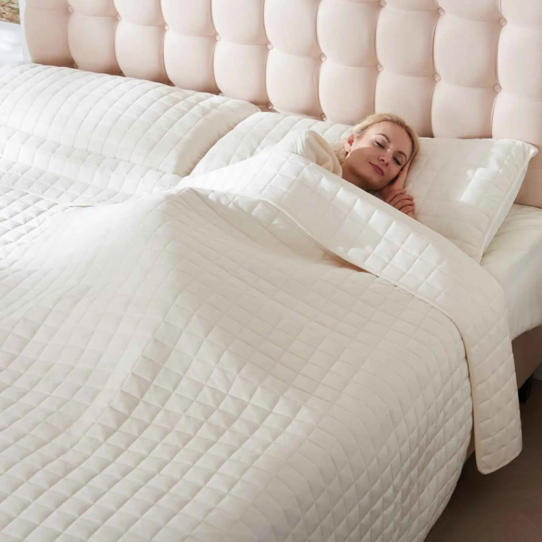 colcha blanca vista lateral acolchada suave para cama