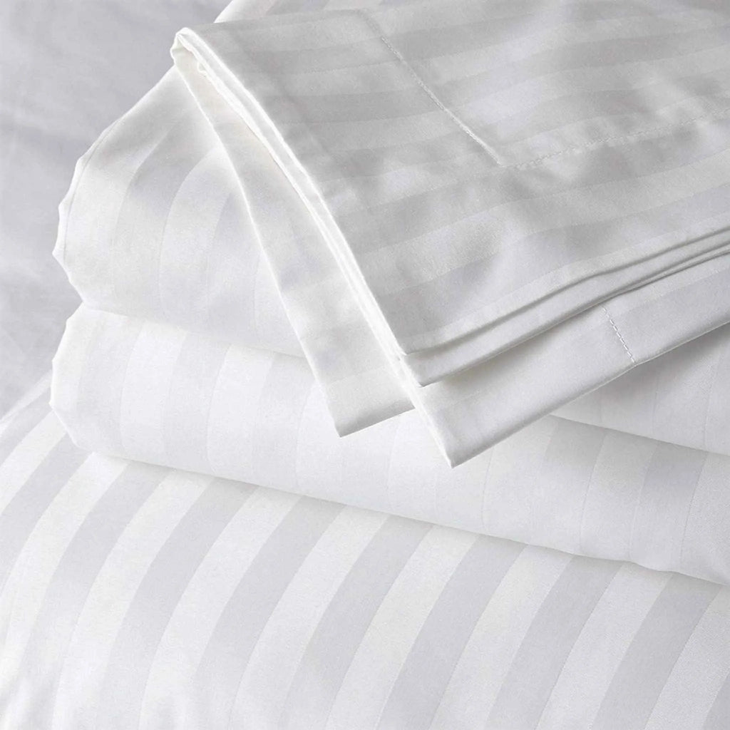sabanas blancas sobre cama elegante