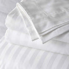sabanas blancas sobre cama elegante