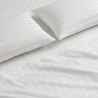 detalle de sabanas blancas sateen