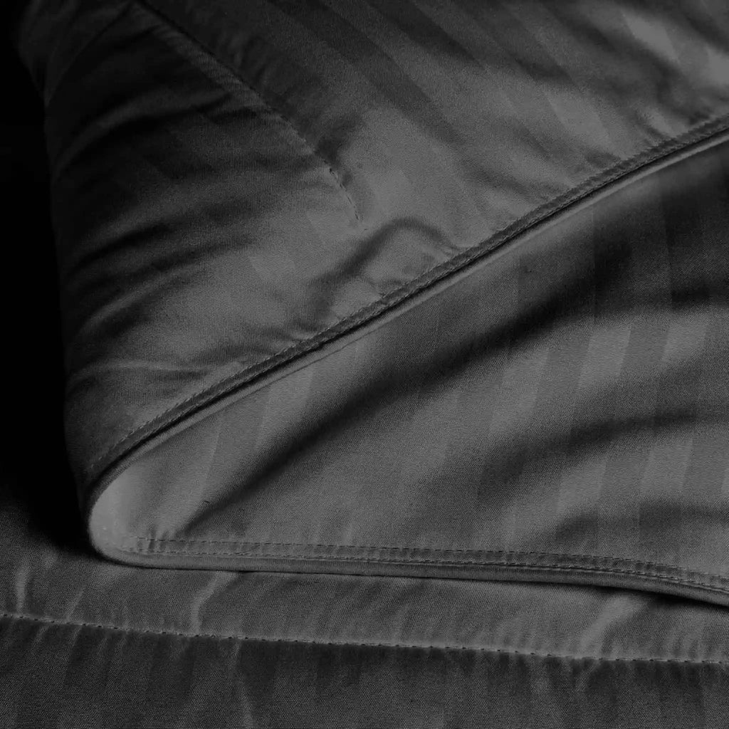 detalle de plumon negro con rayas satinadas y textura suave