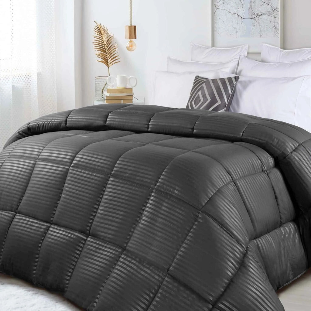 plumon negro elegante con acabado satinado y diseño moderno