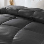 plumon negro en uso sobre cama elegante estilo hotel moderno