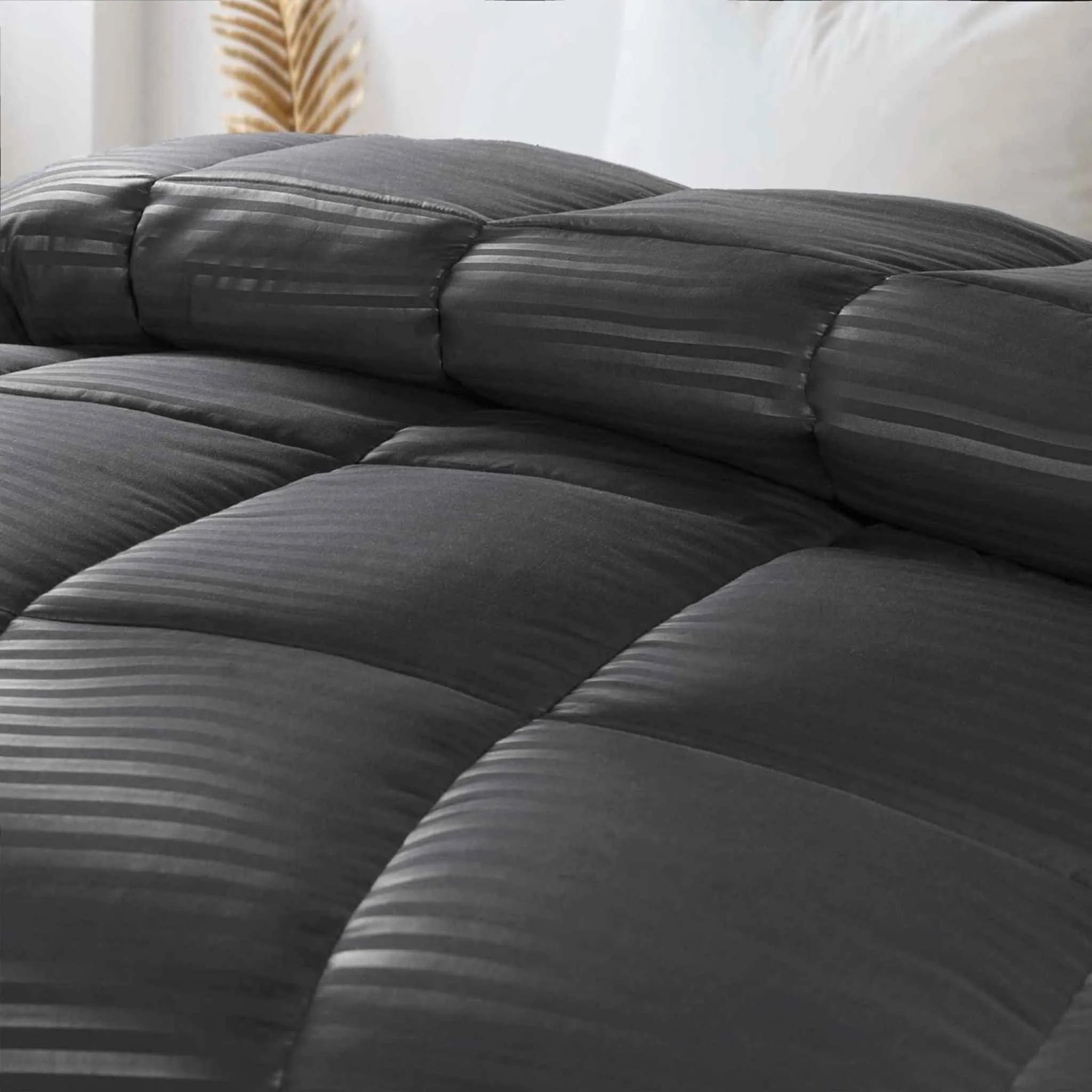 plumon negro en uso sobre cama elegante estilo hotel moderno